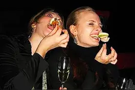 普京女儿少时生活照罕曝光！在克林姆宫打台球，玩流行乐开派对图片