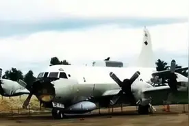 南海撞机后，美国提出赔偿34567.89元，最终EP-3拆机，我国观摩图片