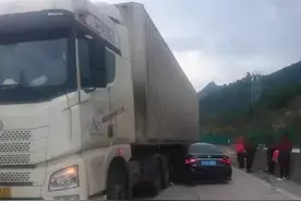 大货车长时间占用左侧车道行驶，被处罚时后悔不已，只因没看到这篇文章。。。图片