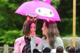 许佳琪谢可寅录制《奇妙小森林》，与小朋友玩耍画面温馨图片