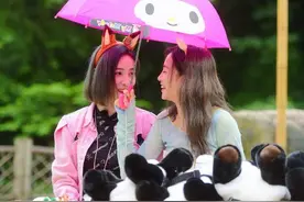许佳琪谢可寅录制《奇妙小森林》，与小朋友玩耍画面温馨图片