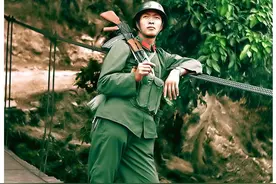1984年，站在云南老山南温河桥上的对越作战英雄任津平排长图片