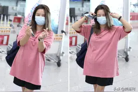 何洁瘦了好多啊，最新私服穿牛仔衣紧身打底裤，腿比以前瘦了一圈图片