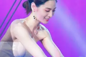 世界第一美女！颁奖典礼穿“乳胶”人鱼裙，堪称行走的乳胶娃娃图片