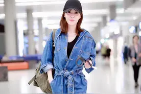 李金铭身材真挺好，牛仔连体裤穿出了“8字感”，小蛮腰真够细的图片