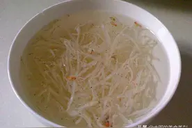 银鱼和鸡蛋搭配着炒，不仅鲜嫩可口、营养丰富，好吃还不发胖图片