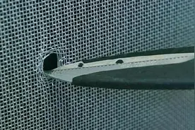 纱窗上有个小洞，怎么办？不用换新的，一撕一贴，轻轻松松就搞定图片