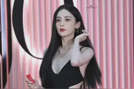 古力娜扎一身深V露背黑长裙搭配黑长直的头发出席活动，完美女神图片