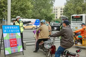 规范非机动车左转，武汉一路口上新交通提示牌图片