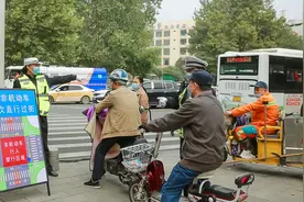 规范非机动车左转，武汉一路口上新交通提示牌图片