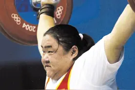 “举重冠军”唐功红：30岁退役，国家奖励4室2厅，老公长相帅气图片