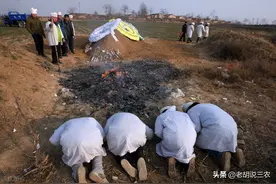 农村人说：“丧亲三年‘不贴红’，生子三年‘不养宠’”是啥意思图片
