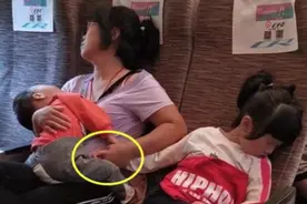 高铁上妈妈睡着紧拽两娃照片火了，网友泪目：为母则刚图片