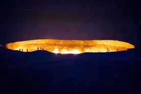 1971年，莽撞的科学家在沙漠里点的一把火，如今已成一处奇观图片