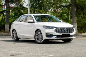 测评｜详解福特福睿斯：搭1.5L三缸发动机，改款变化大图片