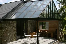 院子里搭个廊架玻璃房，晒太阳赏景好惬意，四面通风不算违建吧？图片