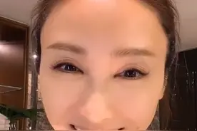 49岁黎姿晒卸妆视频，3亿豪宅奢华浴室抢镜，网友：卸了个寂寞图片