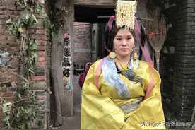 洛阳有个爱拍土味视频的农村大姐：用泡面、蚊香做皇冠，螃蟹当项链图片