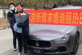 迪丽热巴被土豪求婚1000天，男方捧花冻到打颤，遭调侃缺根筋图片