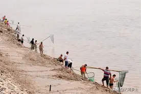三门峡水库泄洪黄河水位降低，有人用船打渔售卖，现场大鱼不多图片