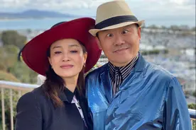 周立波老婆眼光独到，暗纹外套突出丰满身材，戴英伦礼帽像个贵妇图片