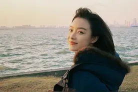 倪妮海边氛围随拍，夕阳西下美女归我吧图片