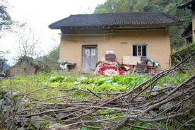 秦岭深山碰到一栋老房子，房子很破，门边有字，写着“叶府”二字图片