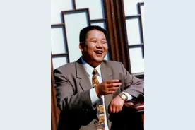 国际影帝牛振华：因酒驾离世，在葬礼上哭到晕厥的妻女后来怎样了图片