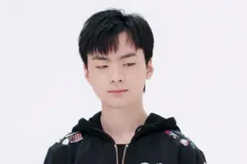 走A怪凌晨4点被赶出基地，无情经理竟是原RNG青训领队图片