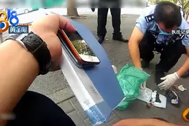 一袋厨余垃圾从天而降，民警从咸鸭蛋壳里翻出快递单……图片