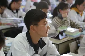 差生考上高中后，成绩一直名列前茅，老师却劝家长赶紧转学图片