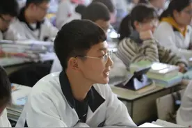 差生考上高中后，成绩一直名列前茅，老师却劝家长赶紧转学图片