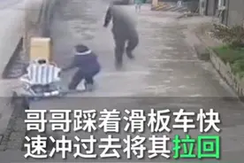 “那年哥哥踩着七彩祥云救了我！”妹妹坐学步车下坡失控哥哥骑滑板飞奔一把拉住图片