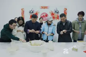 就地过年•暖在身边 | 西南大学留校生和校长一起包饺子 连线家长：很放心图片