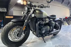 凯旋Bobber，暗黑主义的复古绅士风图片