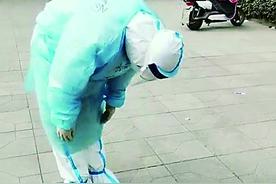 奶奶去世难回家 含泪鞠躬送亲人图片