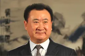 王健林财富大幅缩水682亿元，网友感慨风水轮流转视频封面