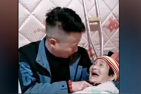 72岁母亲受伤“闷闷不乐”，儿子用了这招……图片