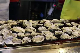 夜市火爆小吃蒜蓉烤生蚝，蒜蓉酱香辣生蚝肥美，一口一个停不下来图片