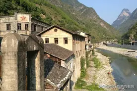 曾经繁华的重庆古镇被荒废了，生活着上万人，如今房屋坍塌很凄凉图片