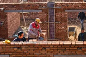 新房把地基拔高，胡同里的人都反对，房东说每家拿20000元就拆房图片