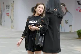 闺蜜一起逛街，穿不穿高跟鞋，真的是两个样子图片