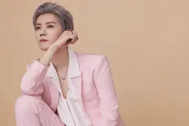 鹿晗官宣新代言写真，粉色西装配银灰色发型，30岁颜值依然在线图片