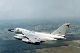 美国第1种超音速战略轰炸机，服役10年坠毁26架，差点引爆5枚核弹图片