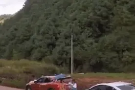 两队结婚车队相遇伴郎摔跤胜的先走。准备筷子或针破花煞图片