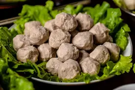 弹性十足的“潮汕牛肉丸”，都是用手工捶打的吗？别再被商家骗了图片