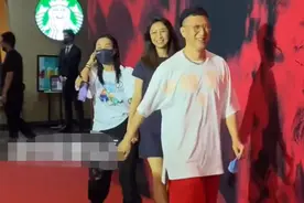孙红雷罕带小15岁娇妻露面，身材高挑颜值出众，比那英高出一个头图片