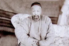 晚清老照片：总督大人沦为阶下囚，巨人和侏儒合影图片