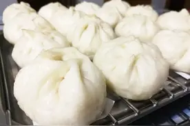 早餐这个鲜肉小包配上剁椒蘸料，我家孩子胃口大开，一次吃好几个图片