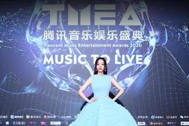 女王裙摆来了！张靓颖绝美露背蓝色长裙现身第二届TMEA盛典红毯引尖叫图片